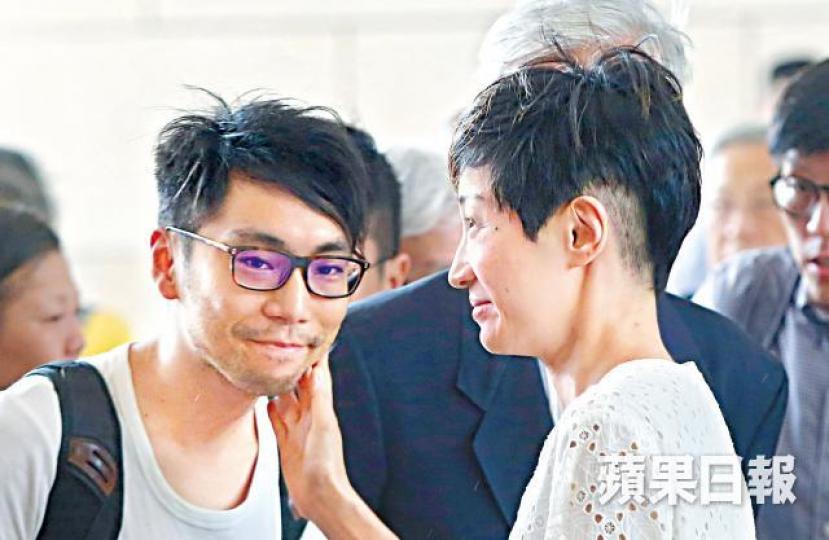 陳淑莊獲鍾耀華（左）等同案被告到庭支持。董立華攝
