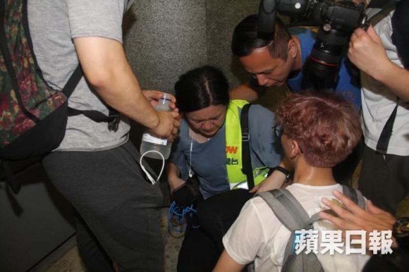 昨日凌晨爆發的衝突中有記者受傷。李家傑攝
