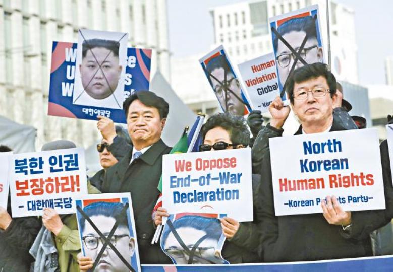 南韓示威者和脫北者一直批評金正恩侵犯人權。美聯社
