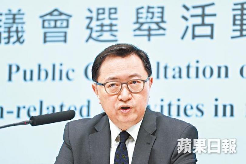 選管會主席馮驊昨出席記者會，講解《區議會選舉活動建議指引》。
