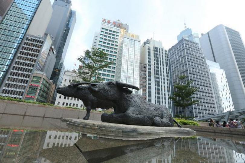 香港回歸到近幾年，特殊國際地位其實一早名存實亡。港股長遠必然出現更大嘅估值折讓。　資料圖片
