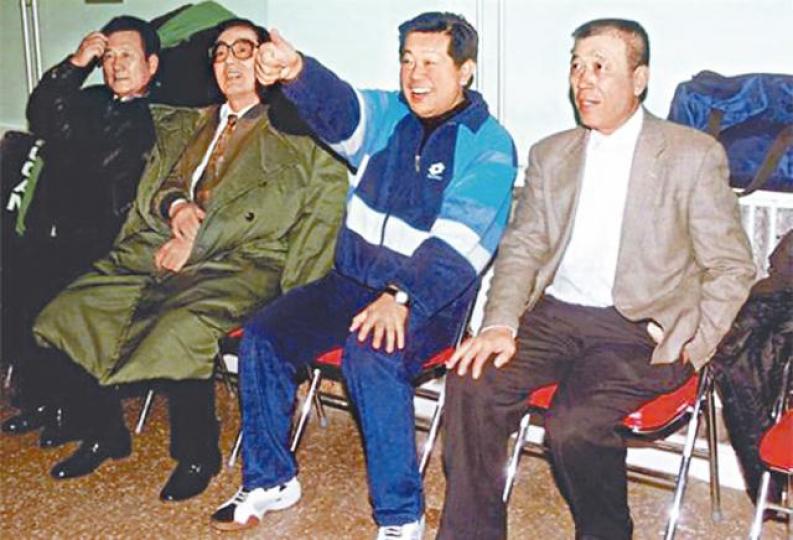 1997年王軍（右一）陪同時任中共北京市委書記賈慶林（右二）觀看足球比賽。
