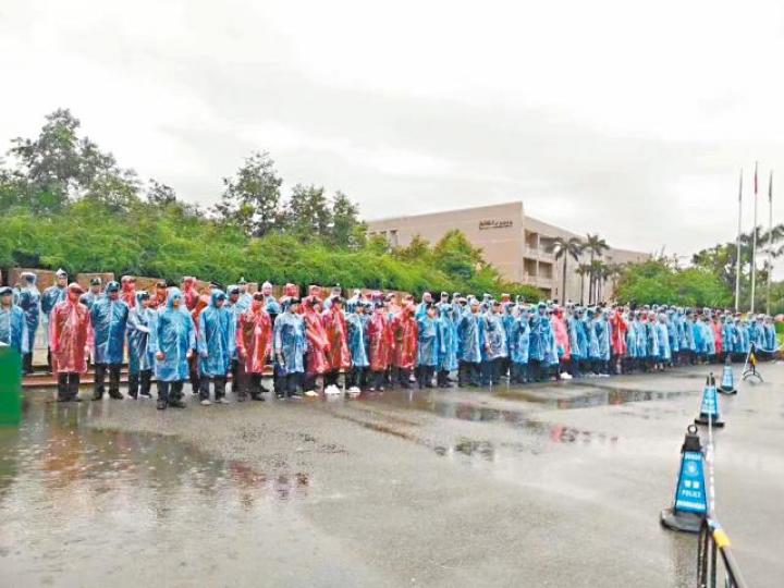 大批家長由外地趕到珠海，與學生在校門外冒雨示威。
