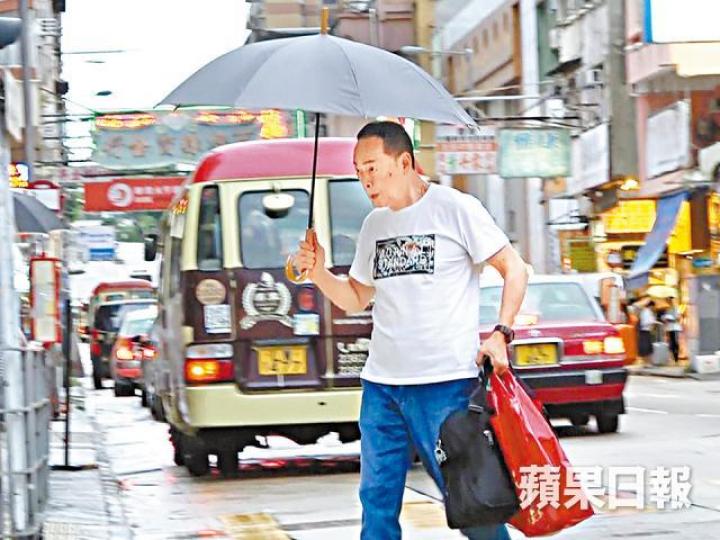 羅樂林獨自一人到街市買餸，相當寫意。
