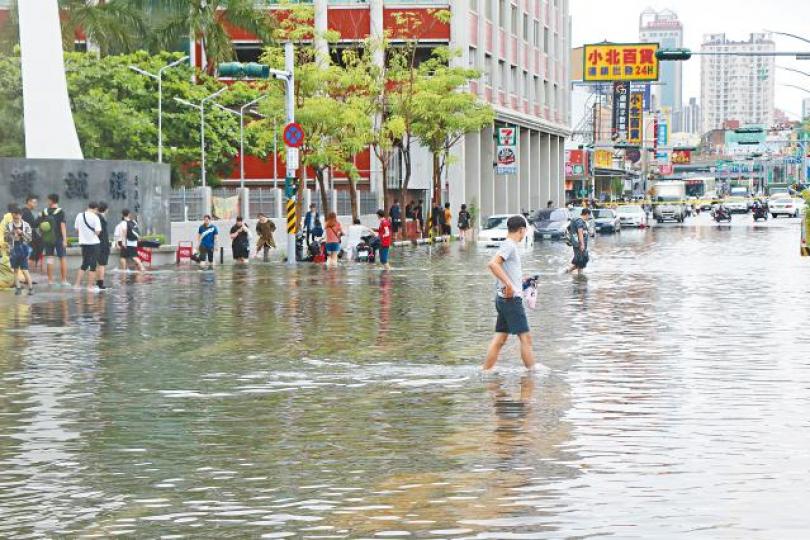 台灣昨日多地暴雨，圖為台南崑山科大門口路面大面積水浸。台灣蘋果新聞網
