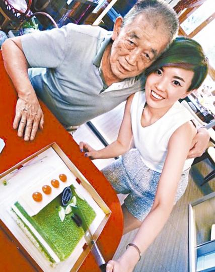 王軍外孫女王吉湘在個人微博貼出與外公的合照。
