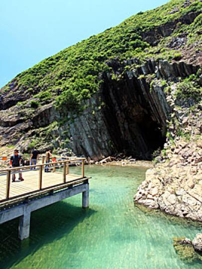 舉世罕見的酸性火山岩多角節理岩柱–糧船灣