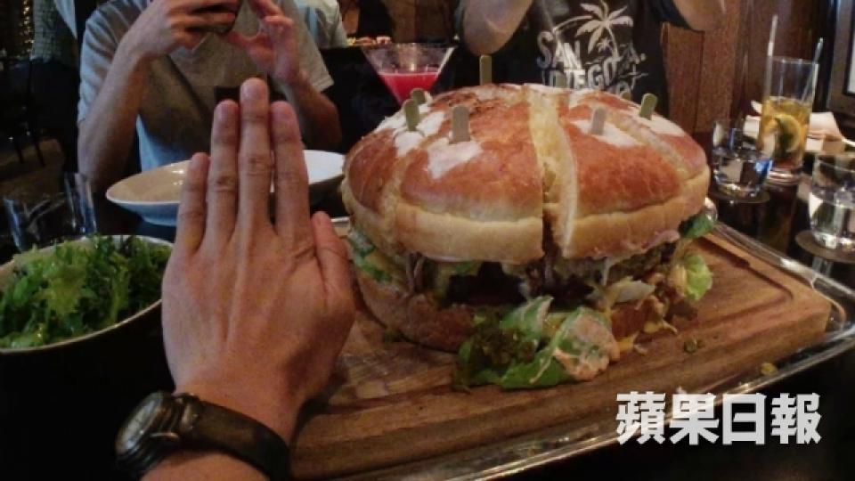 酒店嘆$1000港幣巨型漢堡 五個人都夠食1