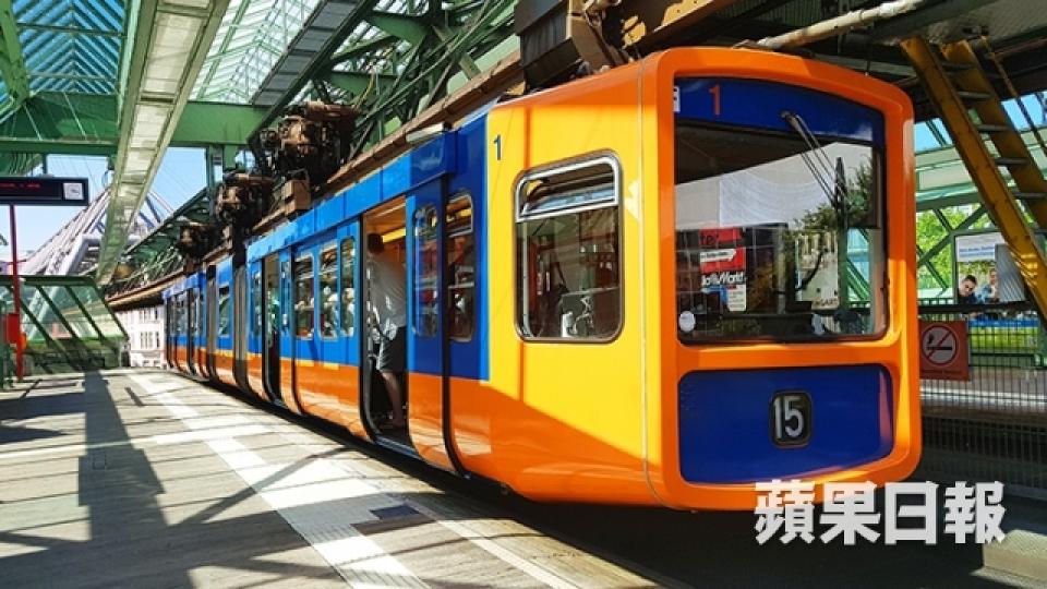 德國小城空中列車 似過山車有離心力？2