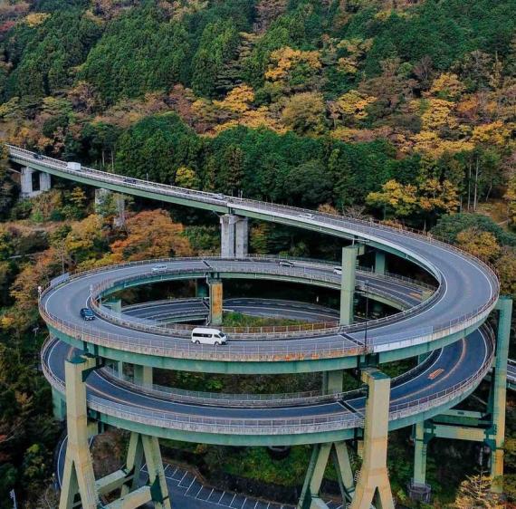 20層樓高「螺旋狀美麗公路」超壯觀...