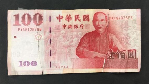 100元鈔票被撕成三片！黏回去跑到銀行換錢「卻只能換50元」...