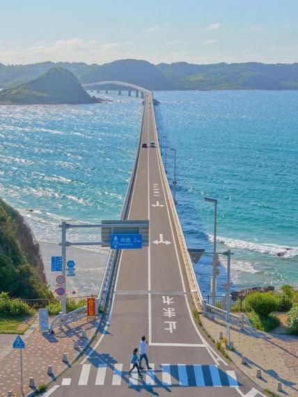 筆直公路延伸進湛藍海面...