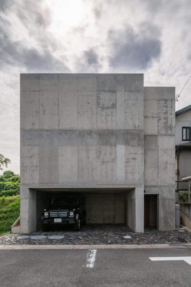 郊區出現一棟「超平凡混凝土建築」...