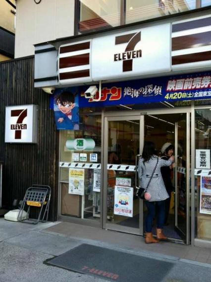 某個國家在特定市鎮，任何連鎖企業的招牌都要換成咖啡色調...