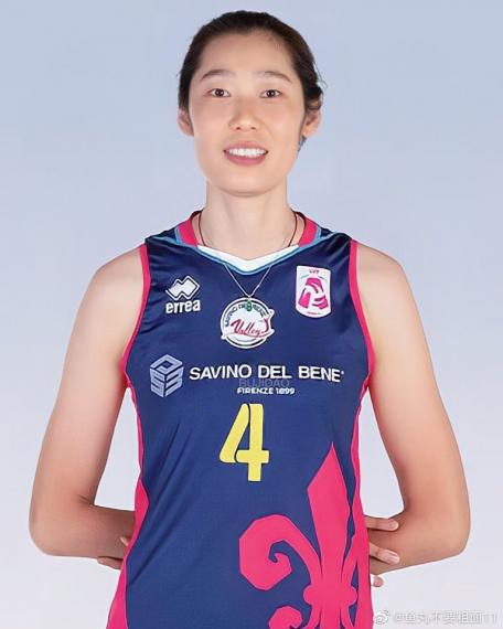 朱婷穿上斯坎迪奇球衣很好看！...