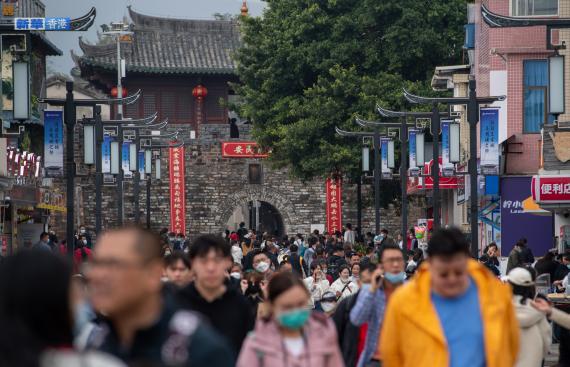 1月23日，遊客在深圳旅遊景區大鵬所城遊玩...