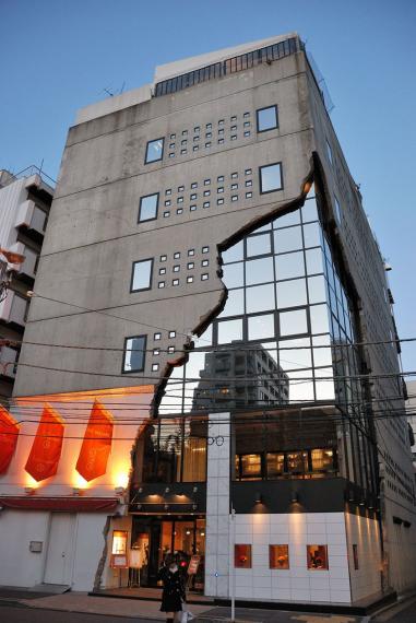 東京涉谷的惠比壽東方畫廊有著超逼真外牆設計...