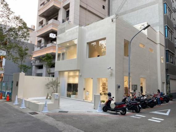 台灣街頭出現純白色方塊建築...