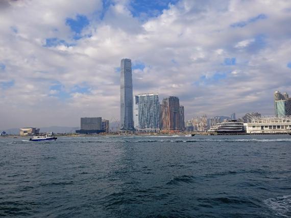 兩岸的風景緩緩進入眼簾
為渡輪旅程添上色彩!...