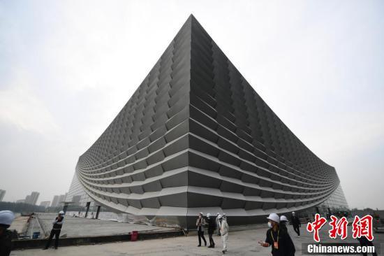 10月13日，中共二十大新聞中心為境內外記者組織北京城市副中心參觀採訪活動。...
