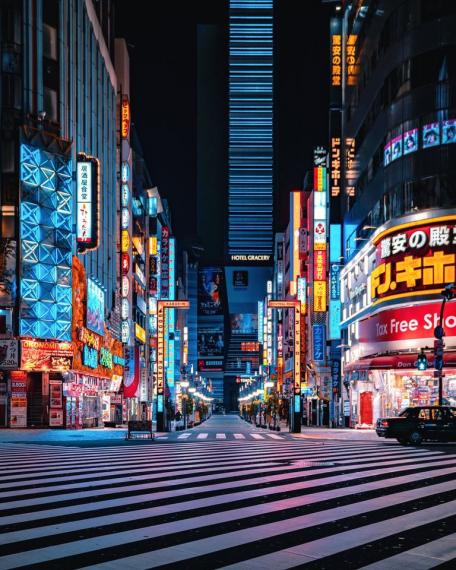 空無一人的秋葉原街道上，霓虹招牌卻兀自閃爍...