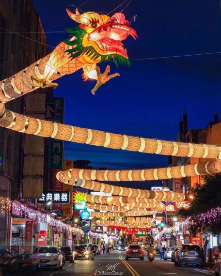 夢幻的巨龍橫跨夜空.....