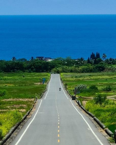 一望無際的道路延伸至漫漫大海...