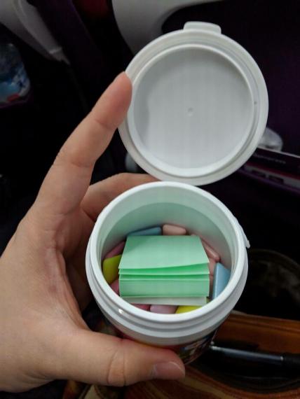 在日本買口香糖會附帶一疊紙，方便吃完後包起來處理...