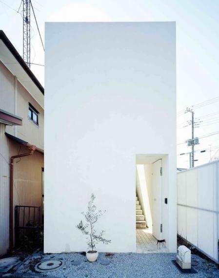 狹長型「白色簡約住宅」宛如樂高積木...