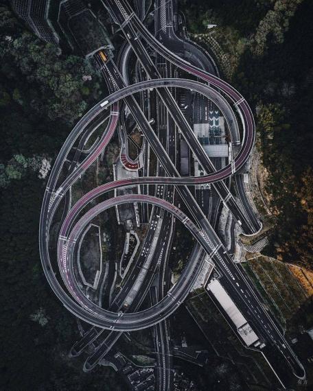 日本東京錯綜複雜的高速公路...