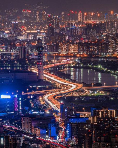 S型公路在城市中優雅穿梭.......