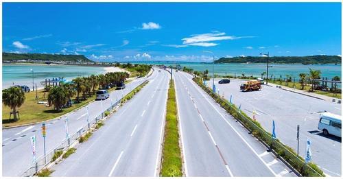路面兩旁湛藍清澈的大海...