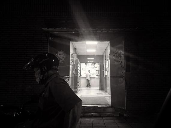 上課路程上，下課路旁上，等待...