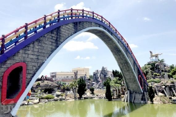 全台灣最大的公園！1個小時走不完，峽谷、河流通通都有「還有巨大繽紛彩虹橋」...