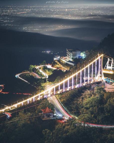 太平雲梯夜晚唯美到很有遊樂園的感覺...