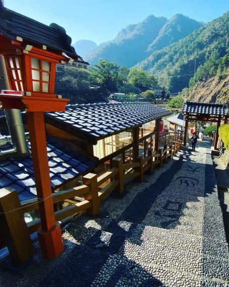 石造小徑邊「木製小神社」宛如置身日式街道...