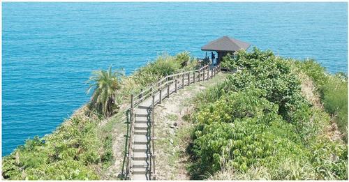 登高後眼前就是湛藍大海...