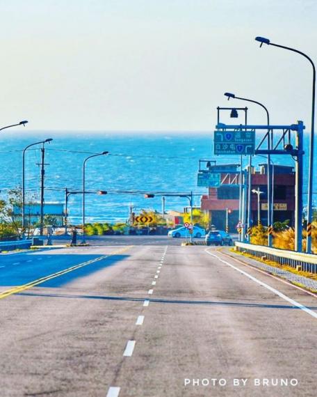 直直開向藍色海洋的蔚藍濱海大橋...