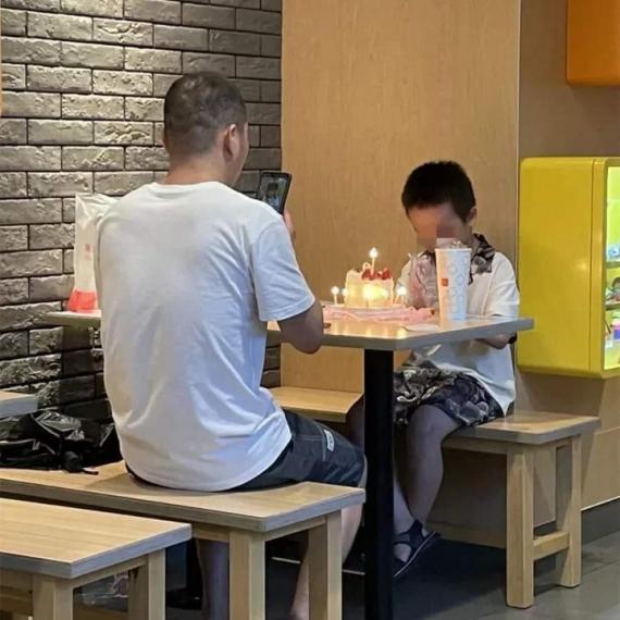 麥當勞幫兒子慶生！暖爸「桌上放小蛋糕」兒低頭許願...