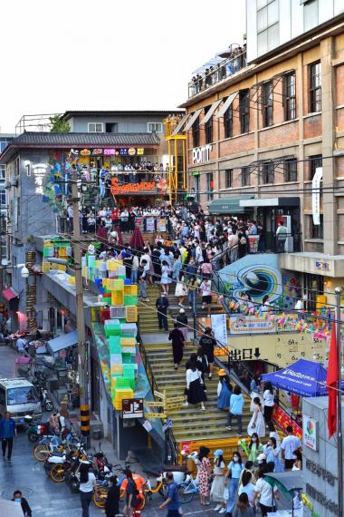 上世紀80年代，老菜場曾是中國西北最大的平絨企業——西安平絨廠所在地，代表了西安最尖端的時尚潮流...