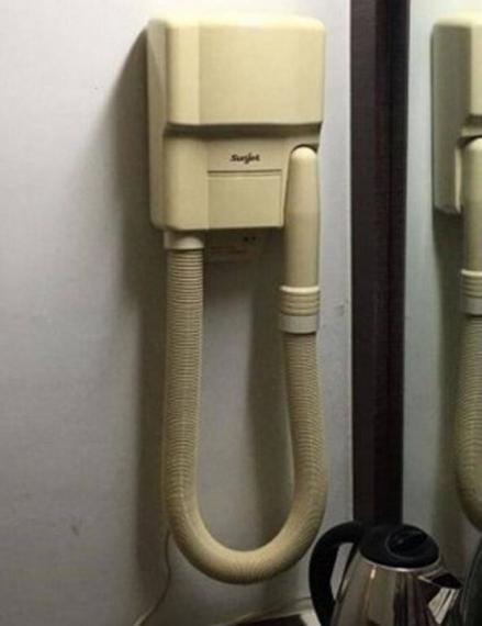 飯店牆上發現「沒看過的神秘電器」...