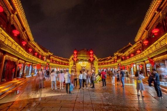 古城水街水巷燈火璀璨，水上槳聲燈影，歌聲陣陣，漫步台兒莊古城...