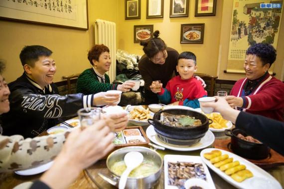 1月24日，在黑龍江哈爾濱市道裏區老廚家中央大街店，人們聚餐慶祝佳節...