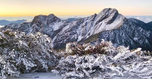 這幾天真的好冷
🥶玉山也出現了浪漫雪國景色...