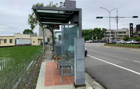 是不是蓋反了...路上發現「公車站背對馬路」他楞：車來了要怎麼看？...