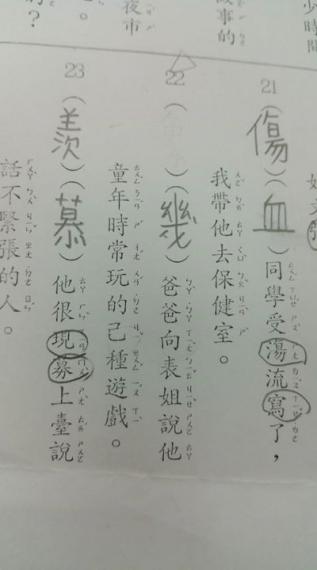 烤玉米攤前講電話：「我跟媽媽吃一支就好...」，回家撕開紙袋卻感動泛淚...