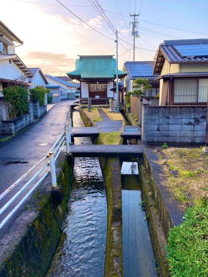 夾在水路之間的神社，雖然地點特別卻也顯得寧靜無比...