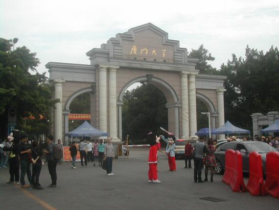 厦门大学门前参观者人头涌涌...