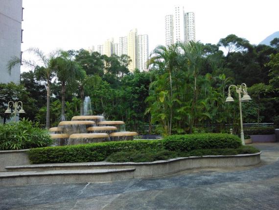 屋苑平台的喷水池旁绿树成蔭...