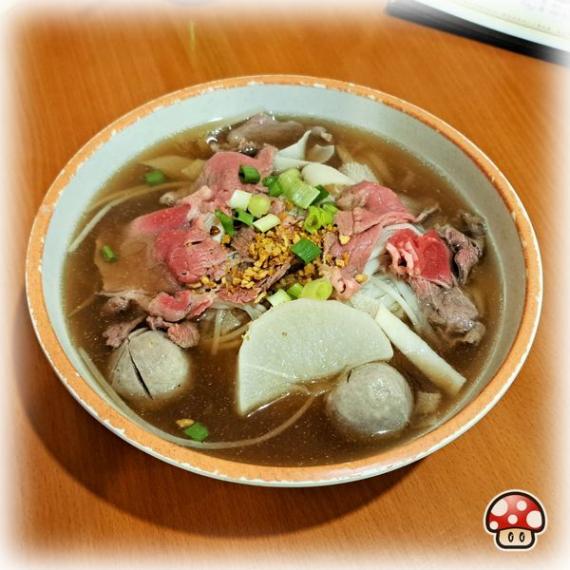 火車頭湯粉 ，入面有D生牛肉、牛丸、牛柏葉、蘿蔔同少少配菜，份量唔少，好大碗河粉...